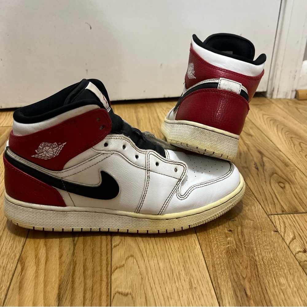 Nike Air Jordan 1 One Mid White Black Gym Red Chicago (GS) Sz 7y  (554725-116)